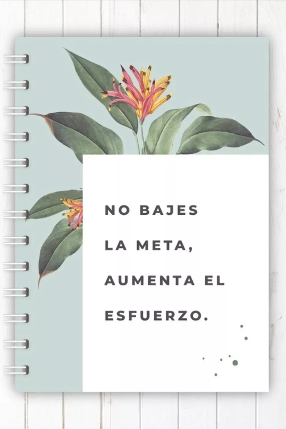 Los cuadernos nunca son suficientes y si tienen mensajes que nos motivan, ¡mucho mejor! En Alas en Papel, @alasenpapel_ tienen muchos diseños y opciones. Cuaderno tapa dura, anillado y 50 hojas, $900.