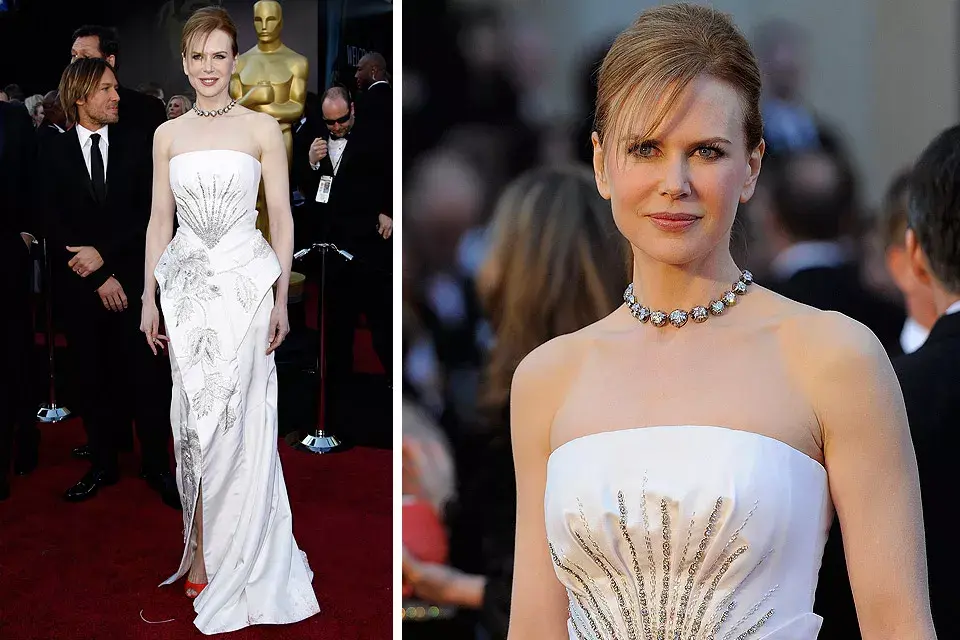 Nicole Kidman aburrió una vez más al elegir un vestido blanco, tipo columna; en este caso se trató de un alta costura de Christian Dior con flores y hojas bordadas en plateado; lo mejor: los zapatos coral