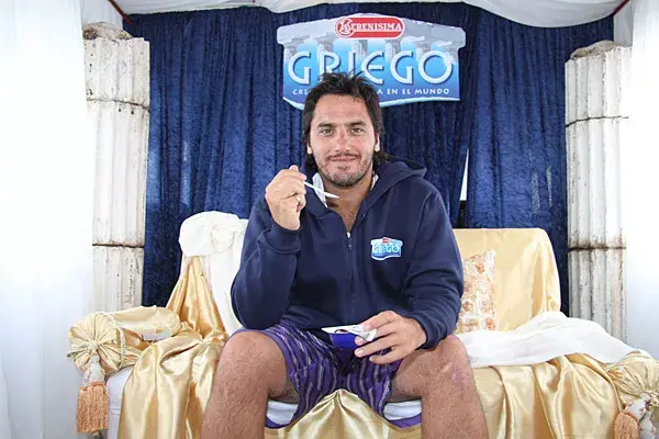 ¿Probaste con un yogur? El bombón de Agustín Pichot estuvo en Pinamar y aprovechó para probar el yogur Griego de Danone