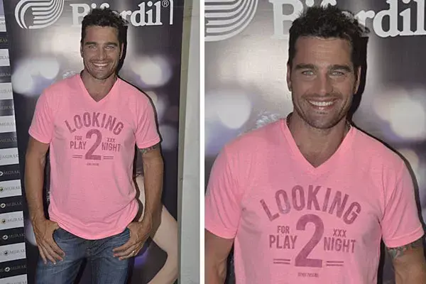 Con un look casual, con jean y remera en tonos de rosa, Hernán Drago pasó por el espacio de Biferdil en el evento Pinamar Moda Look