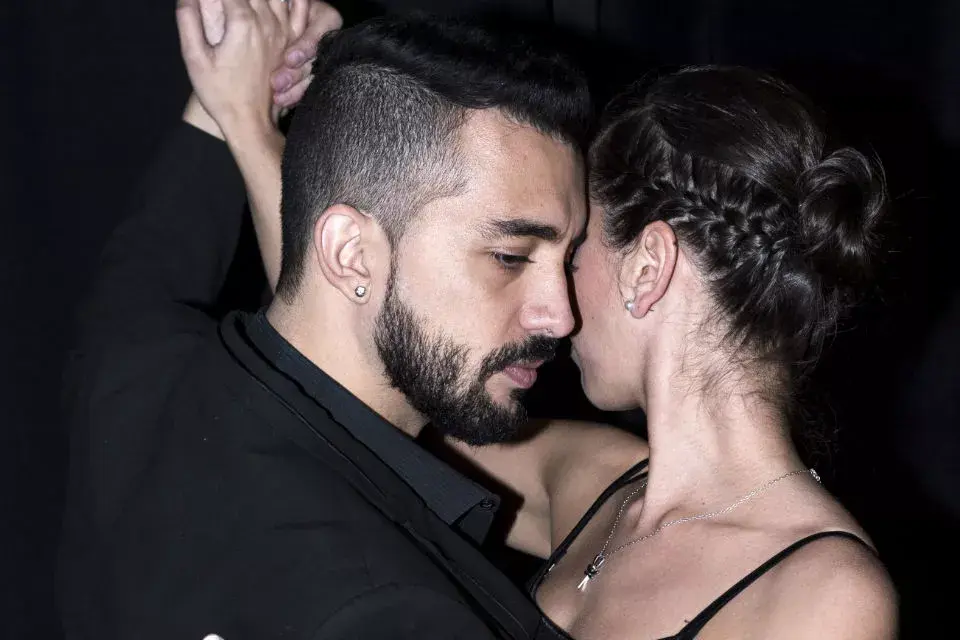 El tango es un baile muy sensual, que si además se hace a ciegas puede despertar otros sentidos