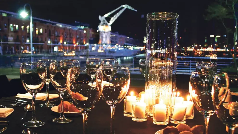 Un increíble show de tango se marida con una vista excepcional del río en Puerto Madero