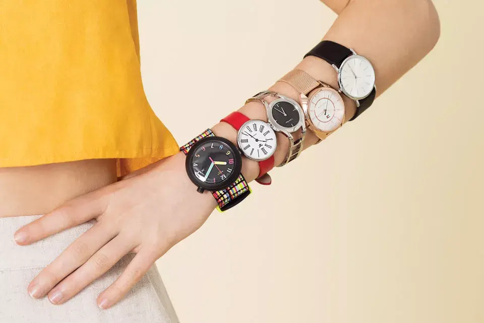 Multicolor (Swatch / $2295), Rojo (Kosiuko / $1480), Plateado (CK / $6395), Dorado (Tommy Hilfiger / $4995), Negro (Isadora / $490)