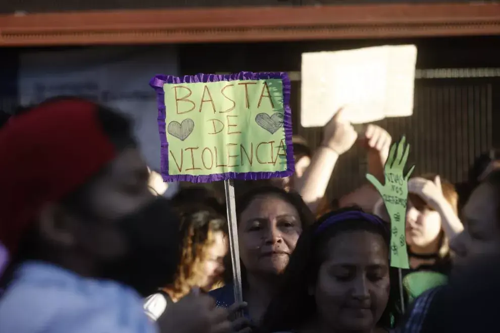 Al atardecer continúa la marcha por el Día de la Mujer en la Plaza del Congreso