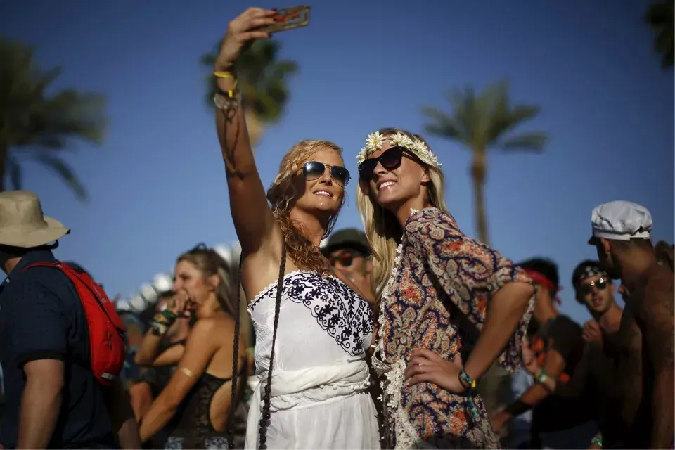 ¡Selfie! Estas dos divas festivaleras eligen la comodidad y las estampas bohemias