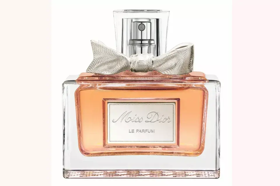 Miss Dior Le parfum, de Dior. Una nueva versión más densa, suma cuero, ámbar y pachuli. $490, 40 ML