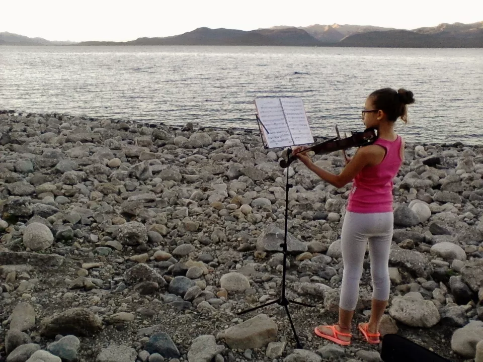 "No se puede ir de vacaciones sin el violín”, cuenta su madre. A orillas del Nahuel Huapi