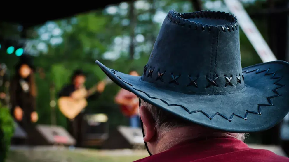 Sombreros, música y botas tejanas