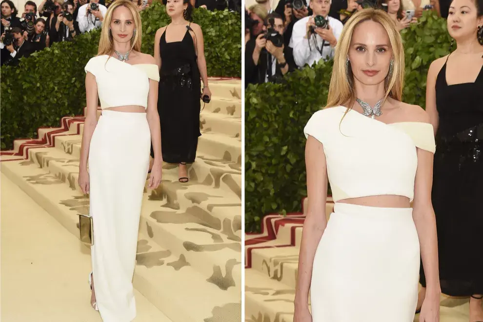 Lauren Santo Domingo eligió un vestido blanco de silueta minimalista