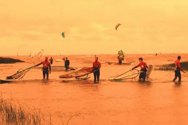 El Windsurf genera una mezcla de todas las sensaciones juntas: relajación, tranquilidad, adrenalina y velocidad