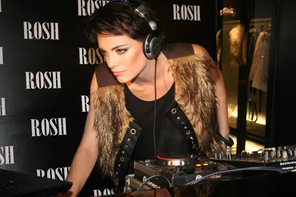 Emilia Attías musicalizó el desfile de Rosh y aprovechó para mostrar su nuevo color de pelo; muy trendy, el chaleco de piel