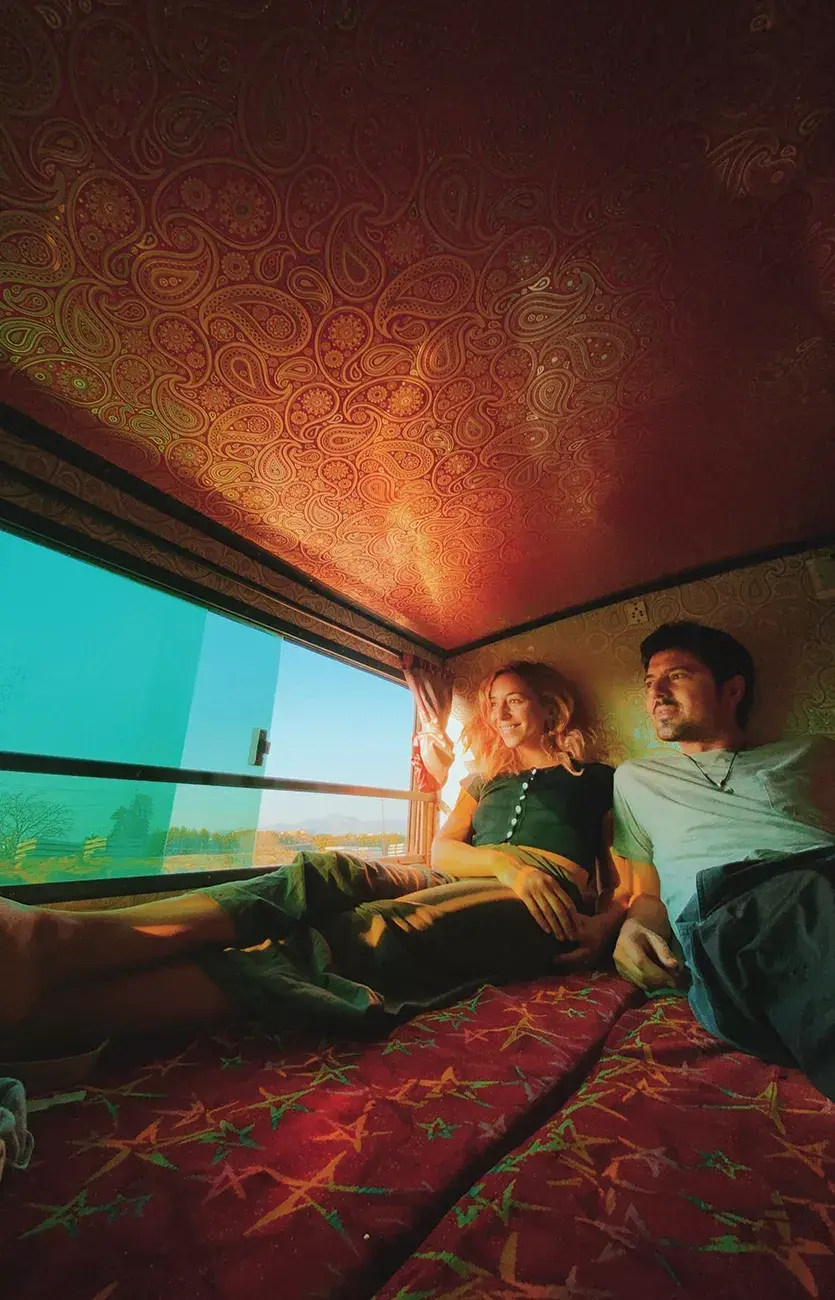 El bus nocturno, por solo 8 dólares dormís acostado (si lográs dormir) para viajar de Pushkar a Delhi.