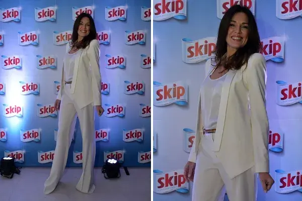 Andrea Frigerio vestida de total white: blazer, blusa y pantalón oxford. ¿Qué tal?