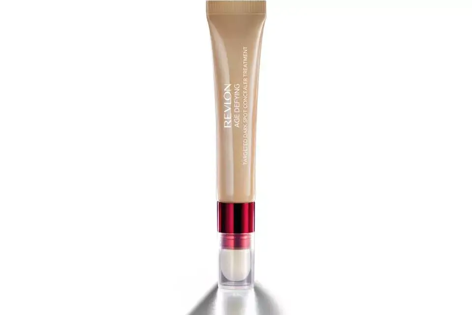 Innovador corrector que mejora eficazmente la apariencia de la piel con manchas oscuras producidas por envejecimiento para lograr una piel más luminosa y uniforme (Revlon age defying, $148.50)