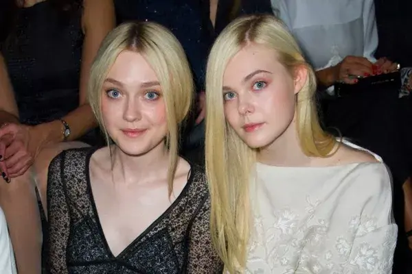 Dakota y Elle Fanning son, sin duda, dos hermanas con mucho estilo. Talentosas y amantes de la moda, ambas son musas de Marc Jacobs y Karl Lagerfeld