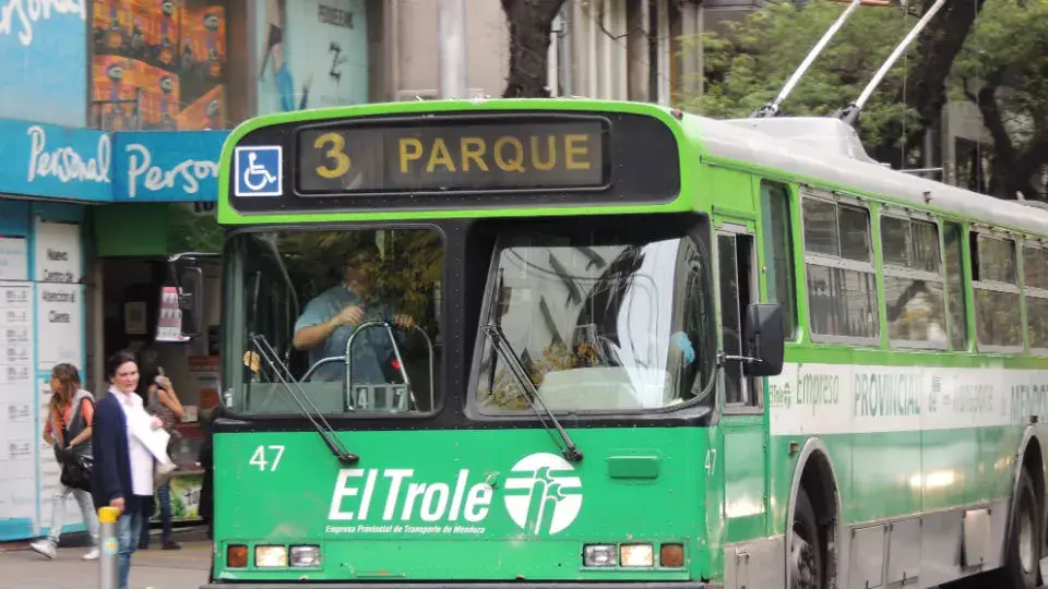 Trolebús en el Centro de la ciudad