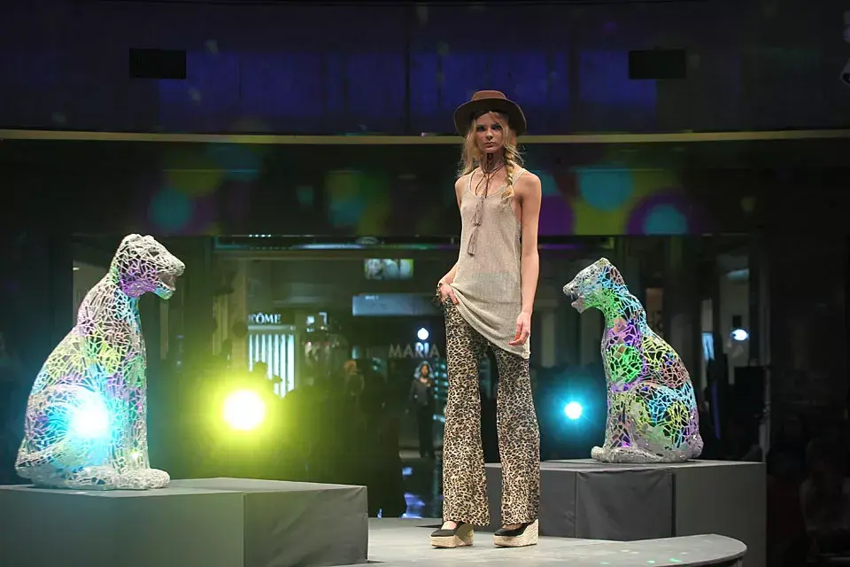 Pantalón con estampa de animal print y musculosa; en los pies, zapatos con plataformas bien altas