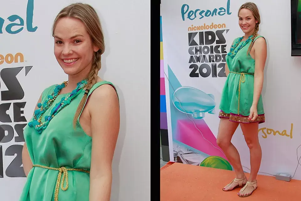 Muni Seligmann eligió un vestido hippie chic verde esmeralda con lazo dorado, collar de piedras al tono y ojotas en nude para el Kids Choice Award