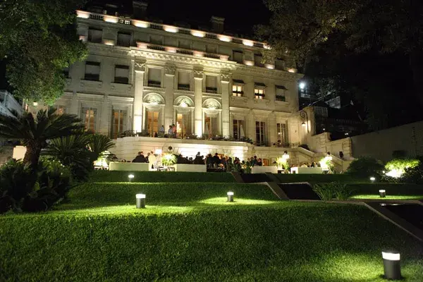 El Palacio Duhau –Park Hyatt ofrece distintas propuestas para una velada súper romántica, en la que se puede cenar y brindar en la terraza o el jardín    Información y reservas, 5171-1234, http://buenosaires.park.hyatt.com