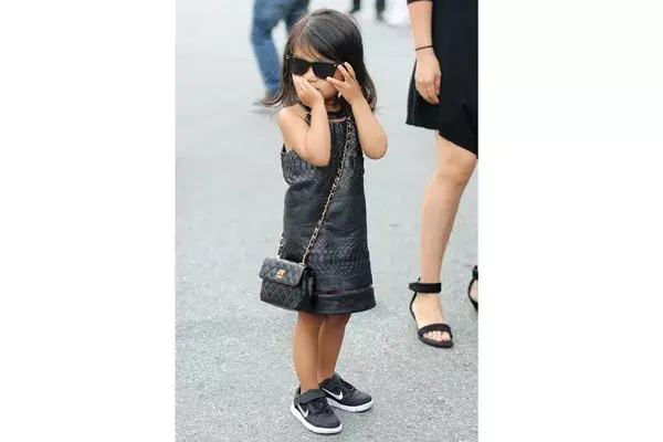 Con tan sólo 4 años es la mini fashionista más cool de Nueva York. Su nombre es Aila Wang. ¿Quién es? La sobrina de Alexander Wang, uno de los diseñadores de moda más reconocidos del mundo
