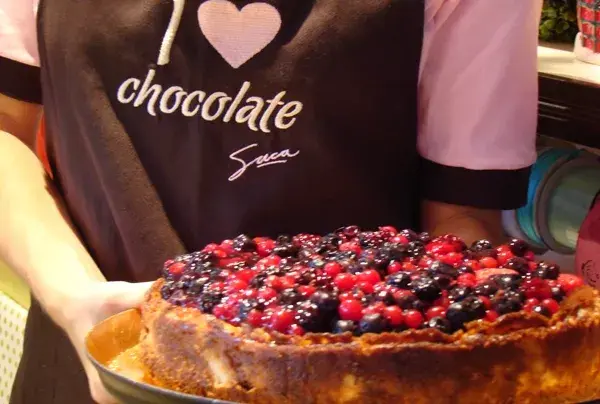 ¿Qué tal esta torta de frutos del bosque? Ideal para acompañarla con un submarino