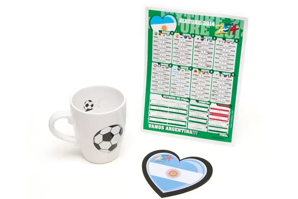 Taza, posavasos y fixture del Mundial (Acabajo, $99)