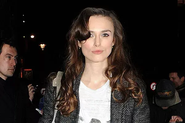 Pelo larguísimo, con ondas y el flequillo hacia un costado, casi sobre el ojo