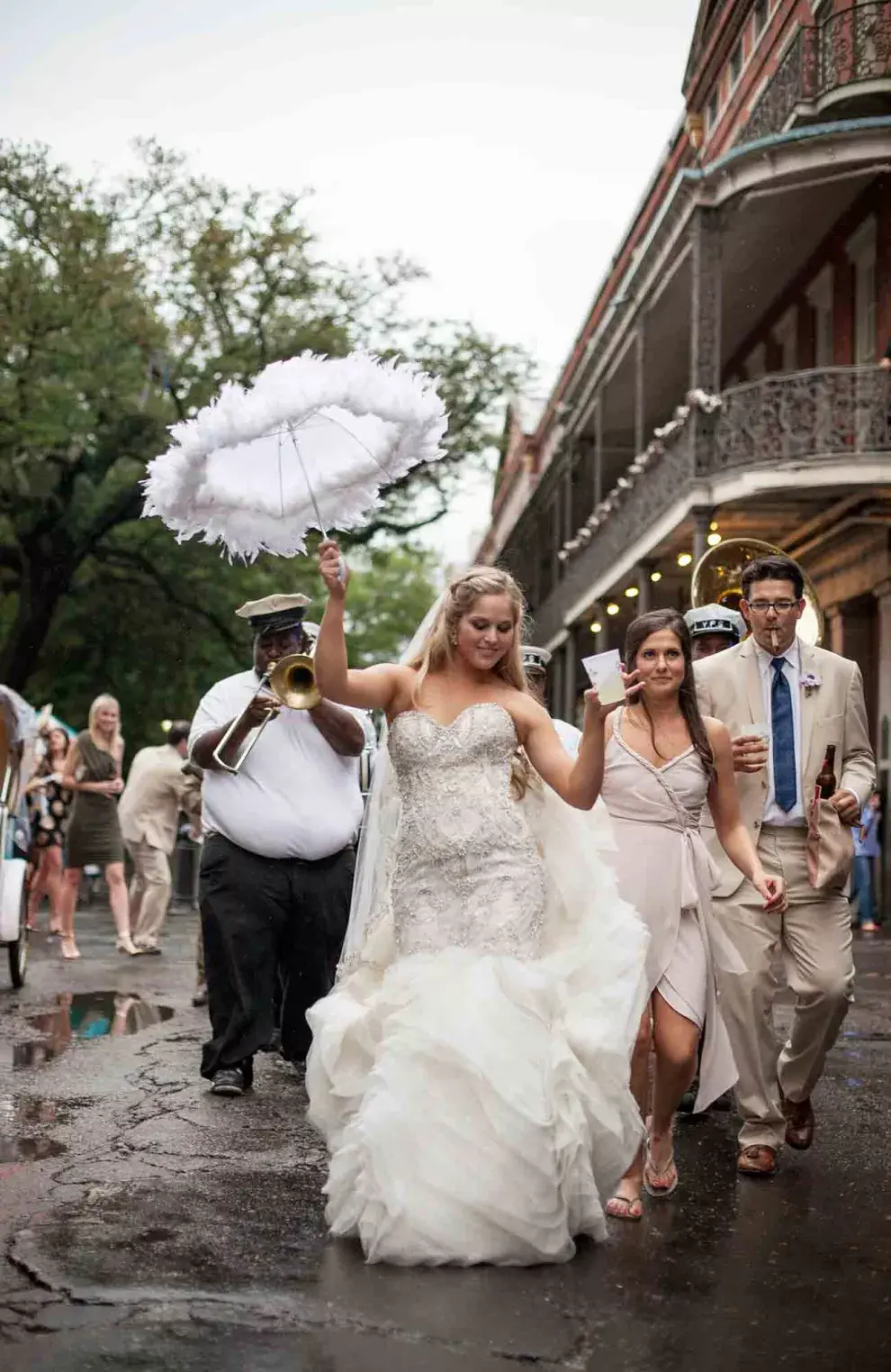 Casamiento con banda de jazz por las calles del French Quarter.