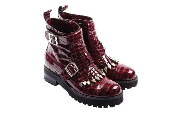Borcego croco con hebillas y flecos (Justa Osadía, $1480).