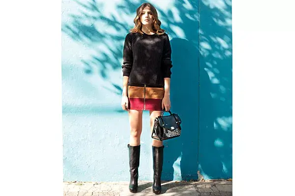 Suéter de lana (Complot, $320), falda combinada de gamuza (Ayres, $644), cartera combinada con animal print y charol (Lazaro, $1348), botas de caña alta (Maggio Rossetto, $1580)