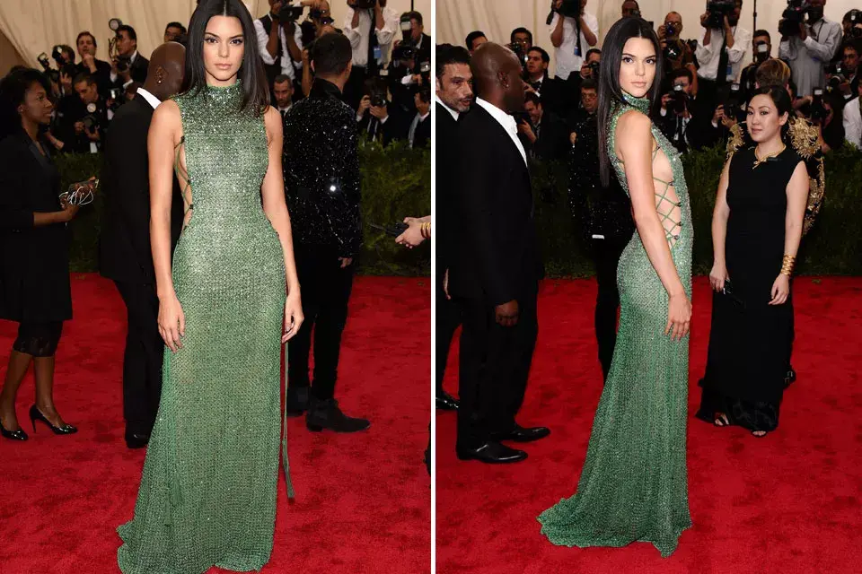 Calvin Klein Collection fue quien vistió especialmente a Kendall Jenner que se llevó todas las miradas con su espalda más que sugerente