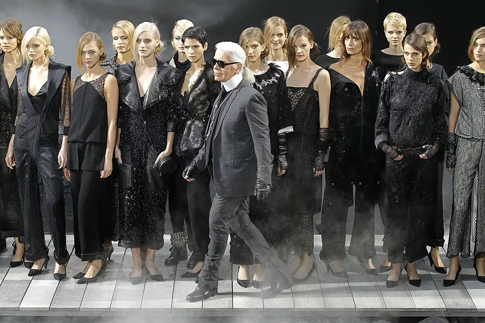 El diseñador Karl Lagerfeld saluda en la pasada final de Chanel