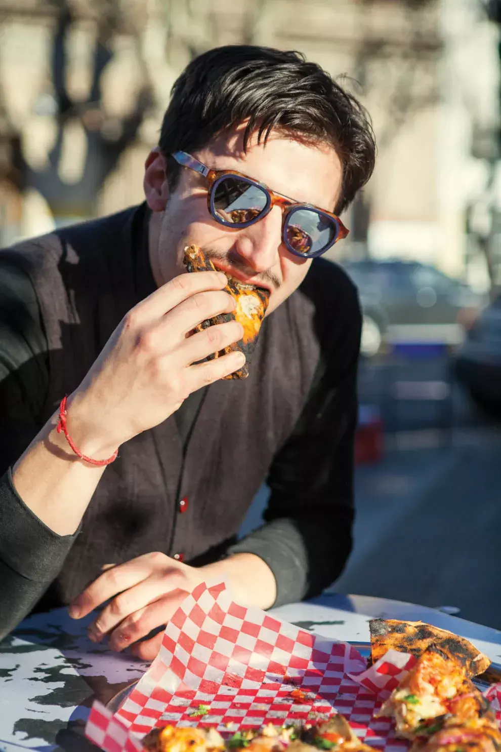 Podés sentarte en la vereda y disfrutar de una soda o una cerveza bien fría mientras degustás con tus amigos las pizzas al aire libre.