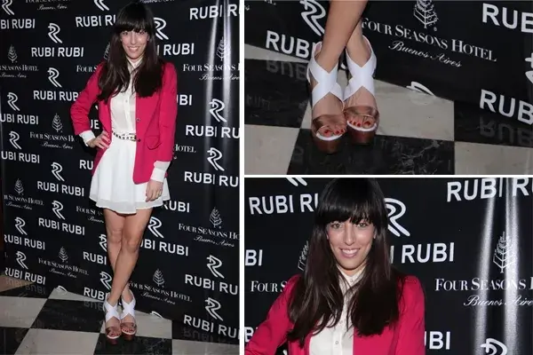 Paula Kohan optó por un mini vestido blanco con blazer fucsia y plataformas en blanco y dorado. ¡Muy canchera!