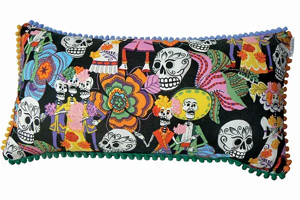 Relleno de vellón ultrasoft, con cierre y de motivos mexicanos (Caravana, $130)