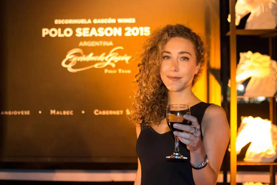 Anita Pauls celebró la final de la Copa Pilará en el Campo Argentino de Polo con amigos y un rico vinito en mano