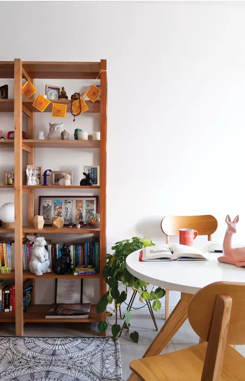 Una biblioteca que es aparador y funciona como muestrario de su vida. Toques de verde natural (La Jardinera Fiel). 