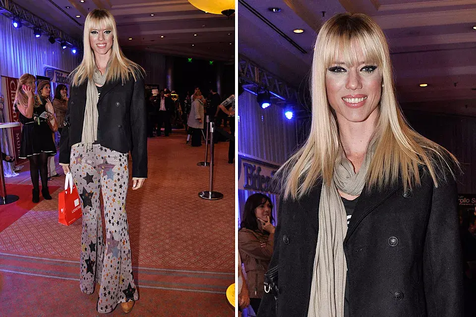 Con un look setentoso,Nicole Neumann pasó por el stand de Lidherma; ¿Da o no da el pantalón ancho con estampa de estrellas?