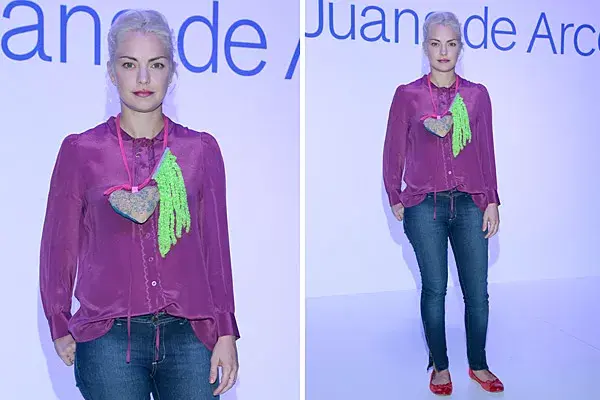 Con la piel blanquísima, Dolores Fonzi estuvo en la primera fila del desfile de Juana de Arco; su look: blusa de seda magenta, chupines y chatitas coloradas