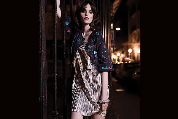 Vestido plisado (Complot, $269), campera de satén con bordado étnico (Kosiuko, $1364), pulsera ancha (Carey, $60)