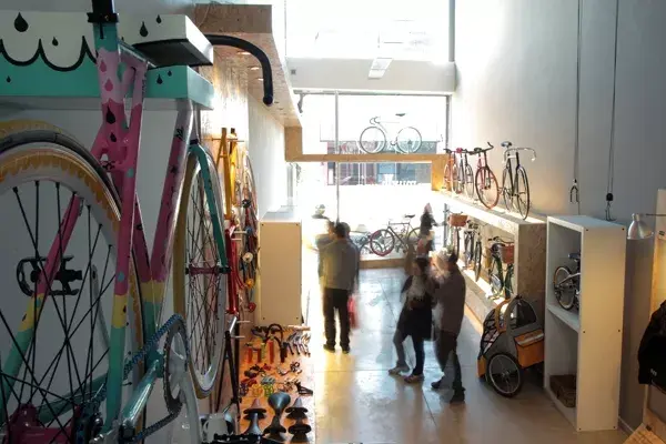 Esta tienda está pensada para que los ciclistas urbanos resuelvan todos sus problemas en un solo lugar