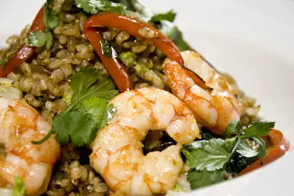 El salteado de arroz yamaní con langostinos