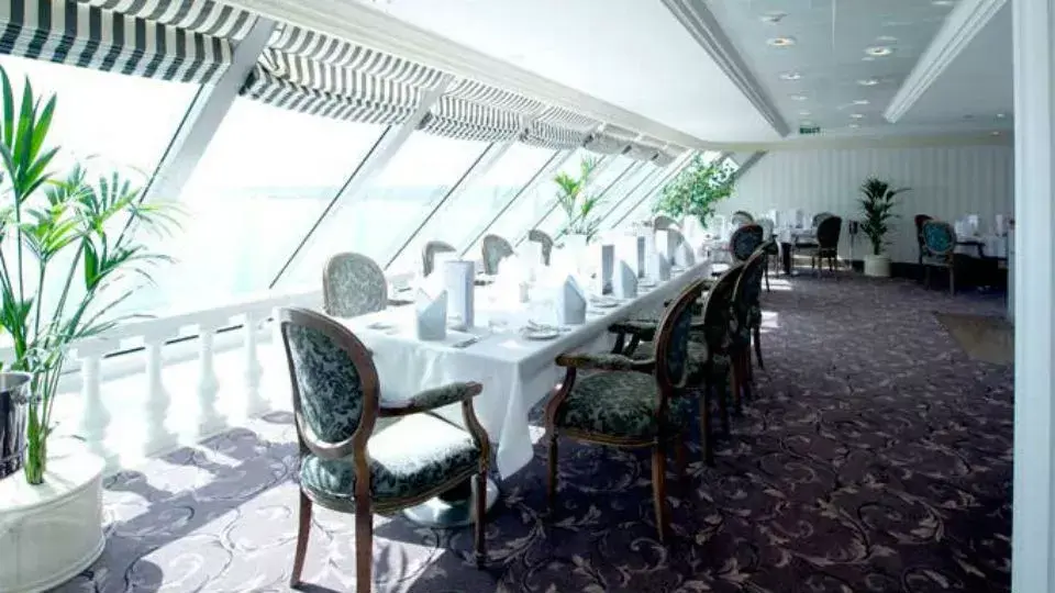 Otro de los restaurants del crucero Adonia