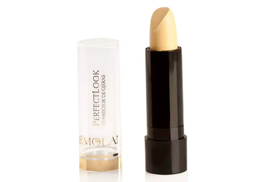Corrector de ojeras en barra  que permite eliminar las huellas del cansancio (Emolan, $45)