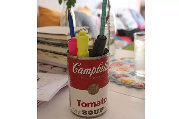 Una lata de sopa de tomates Campbell''''s como porta lápices