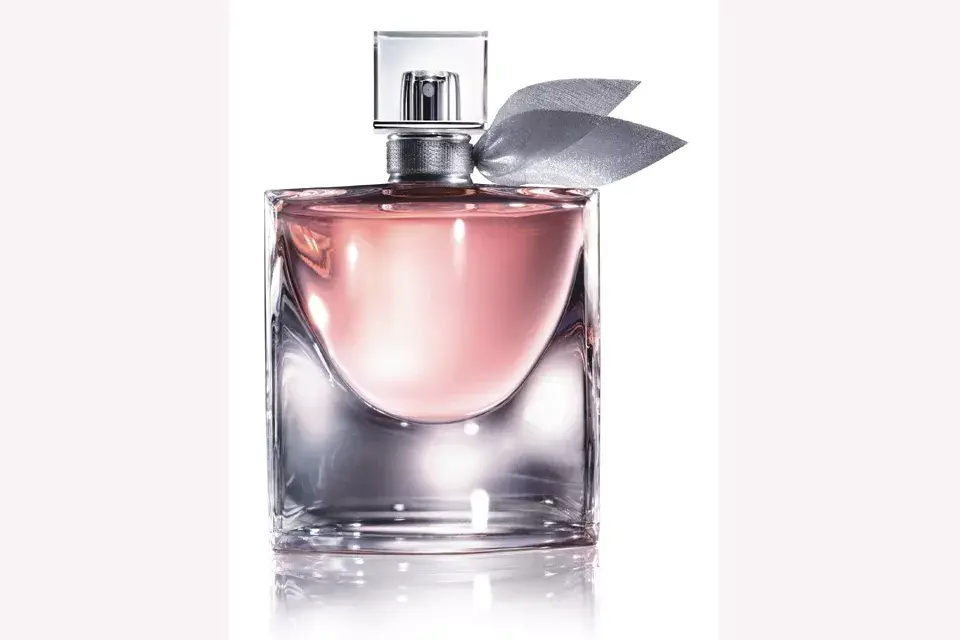 La vie est belle, Lancôme. Un equilibrio de una rica simplicidad:  se mezcla la rara nobleza del iris, la turbadora profundidad del pachuli, la deliciosa regresión de un acorde goloso. $ 470, 50 ML