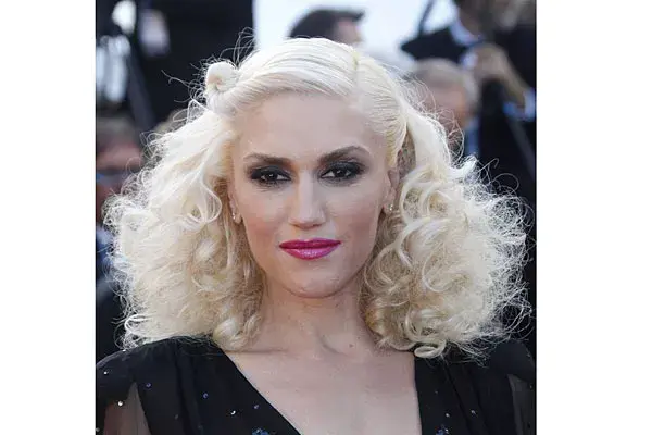 Muy rubia, Gwen Stefani, sorprendió con un look con mucho volumen