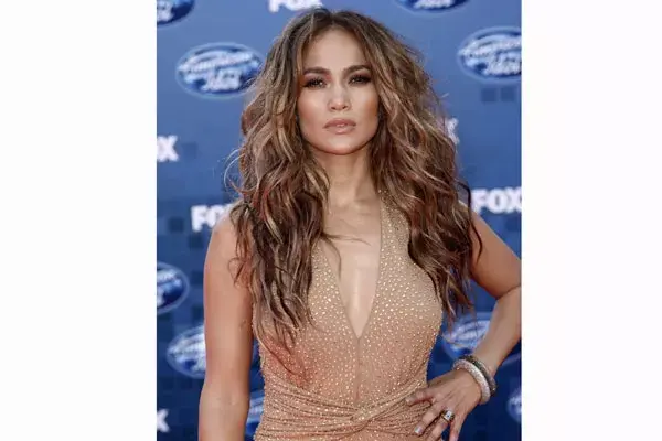 Mantiene el color y lo usa con un look más salvaje, con muchas ondas en todo el largo