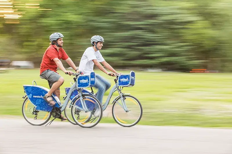 En el Parque San Martín se pueden alquilar bicicletas (50 pesos por hora)