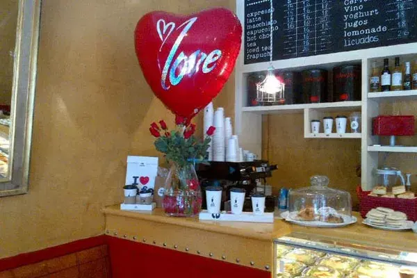 Su especialidad: las distintas variedades de café y los frappé